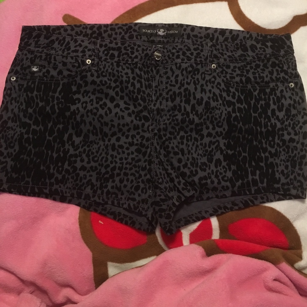 Torrid (Source of Wisdom) Shorts Size 24 (22/20)